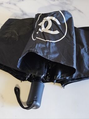 NEW - Iconic Brand, Compact Black & White CC Travel Umbrella